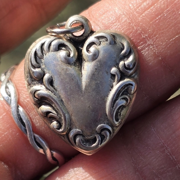Vintage Victorian revival silver repousse scrollwork puffy heart pendant - Picture 6 of 16